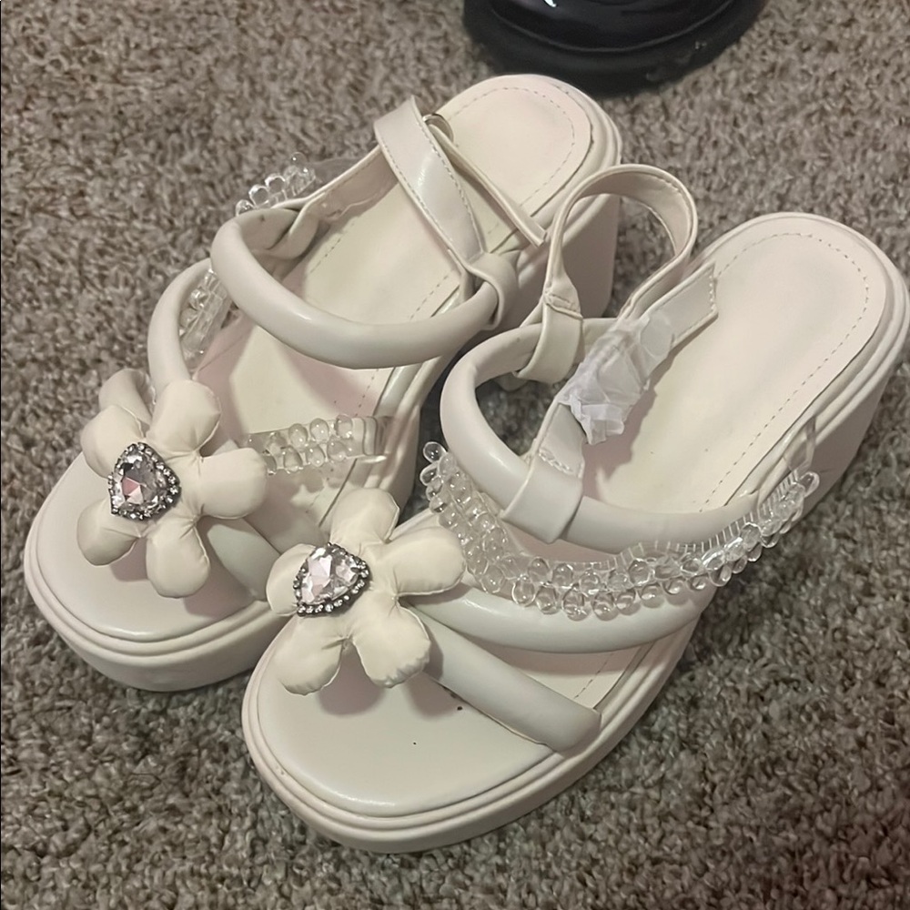 Elegant White Platform Sandals with Floral Accent